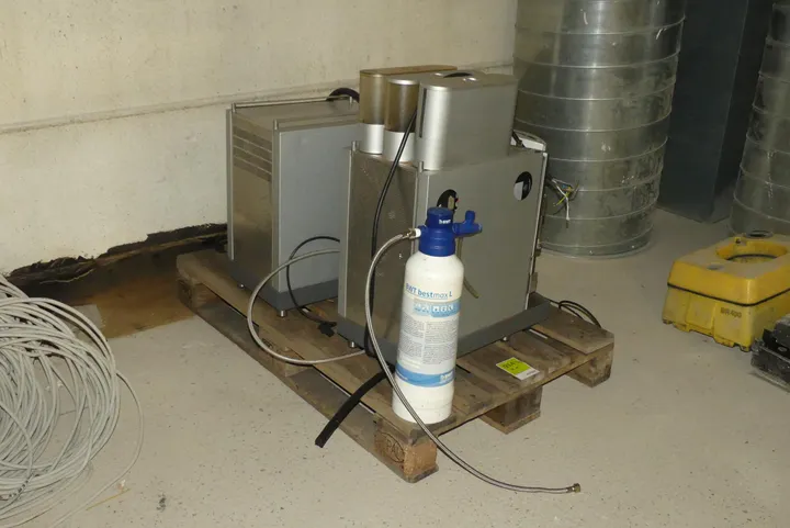Kaffeeautomat mit Milchkühler und Bestmax L Wasserfilter Umfang: Palette mit Inhalt